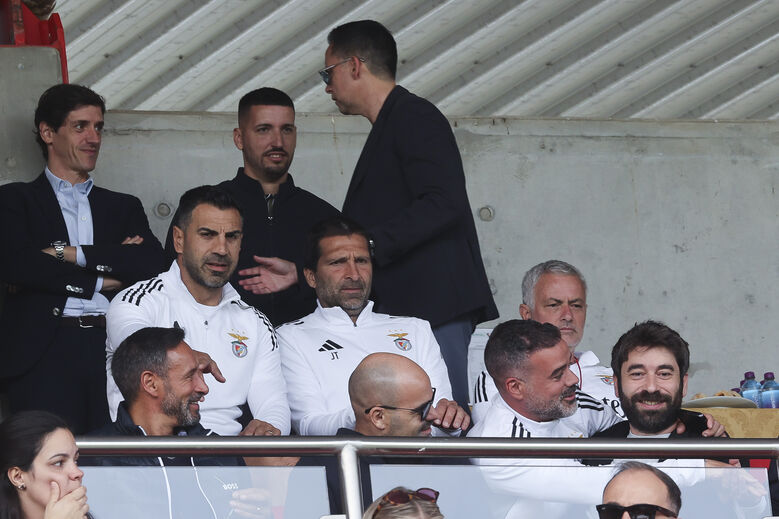 Mourinho e trestante equipa técnica a assistir ao Benfica B-Torreense