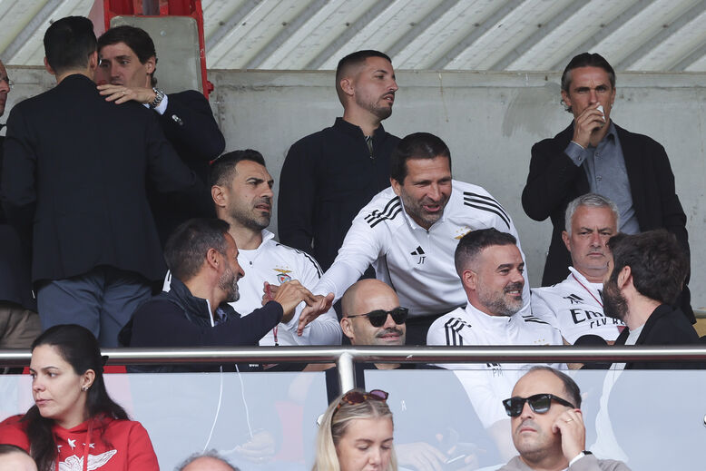 Mourinho a assistir ao Benfica B-Torreense
