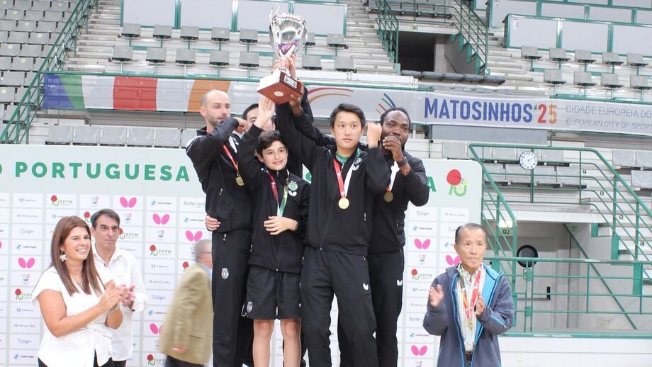 Leões com o troféu