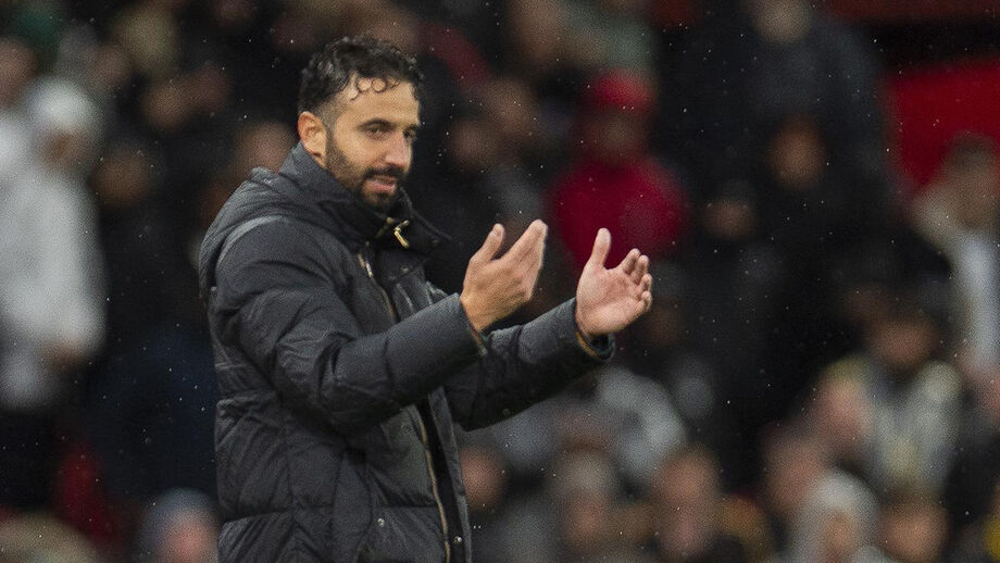 Rúben Amorim assiste ao jogo Brentford - Man. United