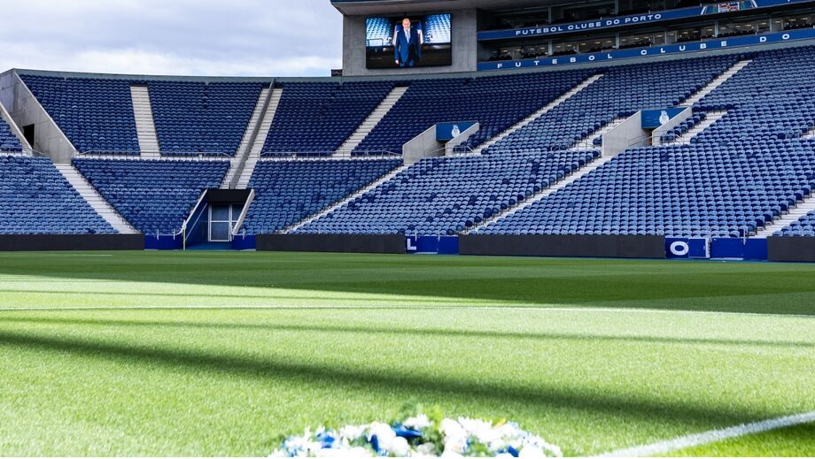 Coroa de flores depositada no centro do relvado do Dragão em memória de Pinto da Costa