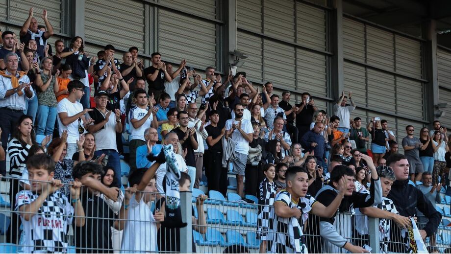 Público apoia equipa em estádio