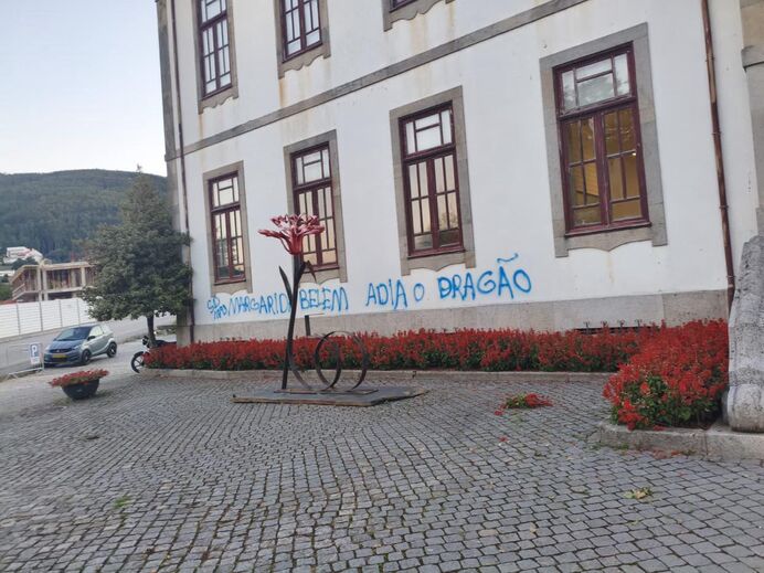 Pichagens em Arouca, contra Liga e contra a presidente da CM Arouca, Margarida Belém