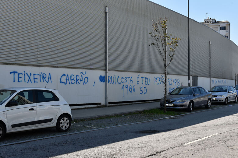 Grafítis contestam Reinaldo Teixeira na sede da Liga e no edifício junto ao organismo