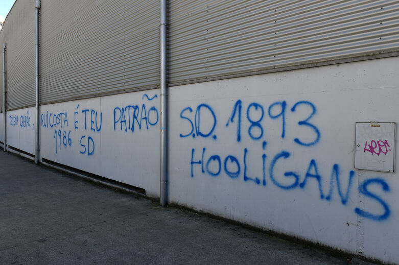 Grafítis contestam Reinaldo Teixeira na sede da Liga e no edifício junto ao organismo