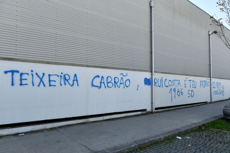 Grafítis contestam Reinaldo Teixeira na sede da Liga e no edifício junto ao organismo