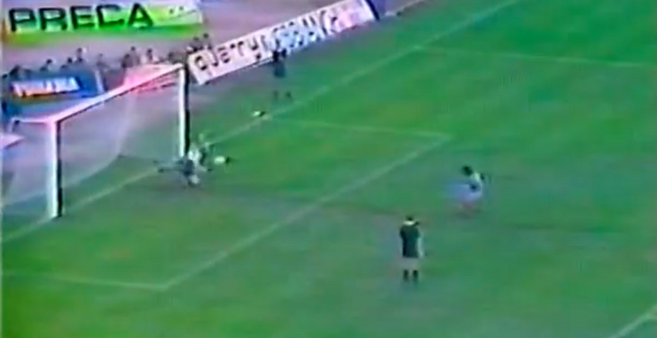 O momento em que Ivkovic trava o remate de Maradona