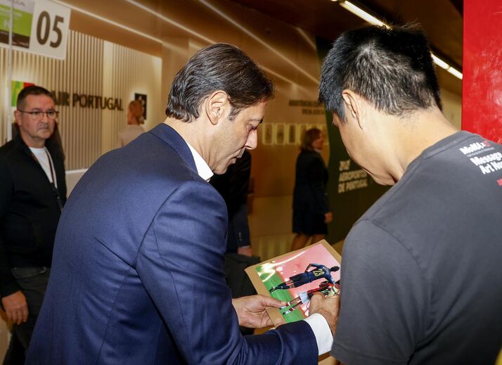 Rui Costa dá autógrafo