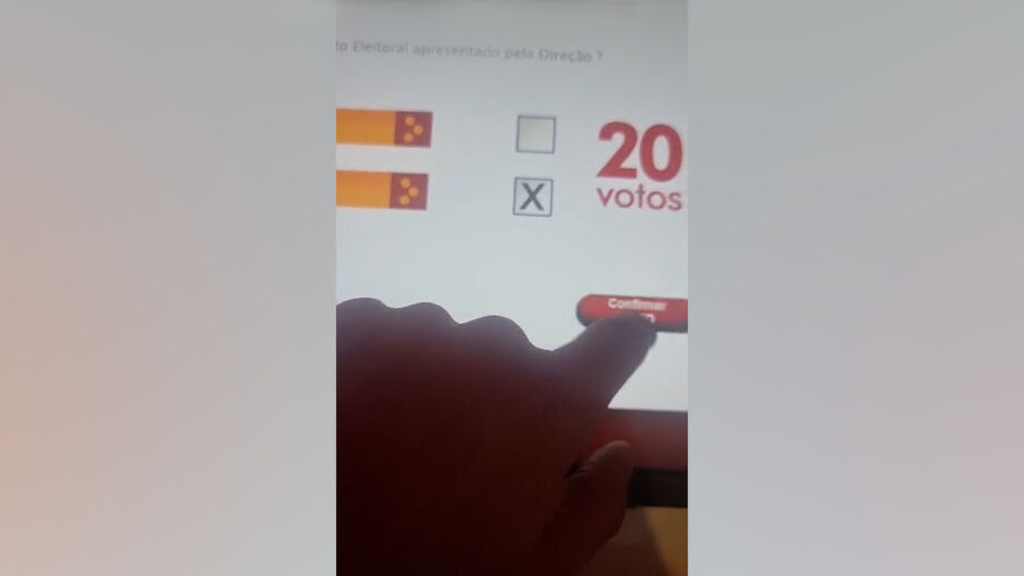 Sócio do Benfica garante que votou regulamento eleitoral com dois cartões: veja o vídeo
