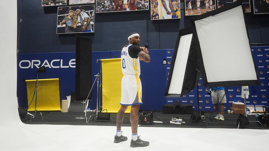 Gary Payton II nos bastidores, equipado com o uniforme dos Warriors