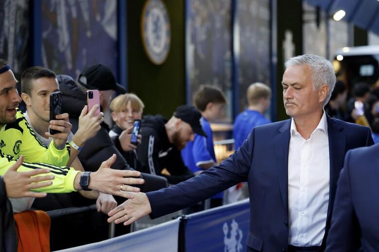 Do cumprimento a velhos amigos ao reencontro com os adeptos: as imagens do regresso de Mourinho a Stamford Bridge