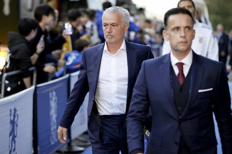 Do cumprimento a velhos amigos ao reencontro com os adeptos: as imagens do regresso de Mourinho a Stamford Bridge