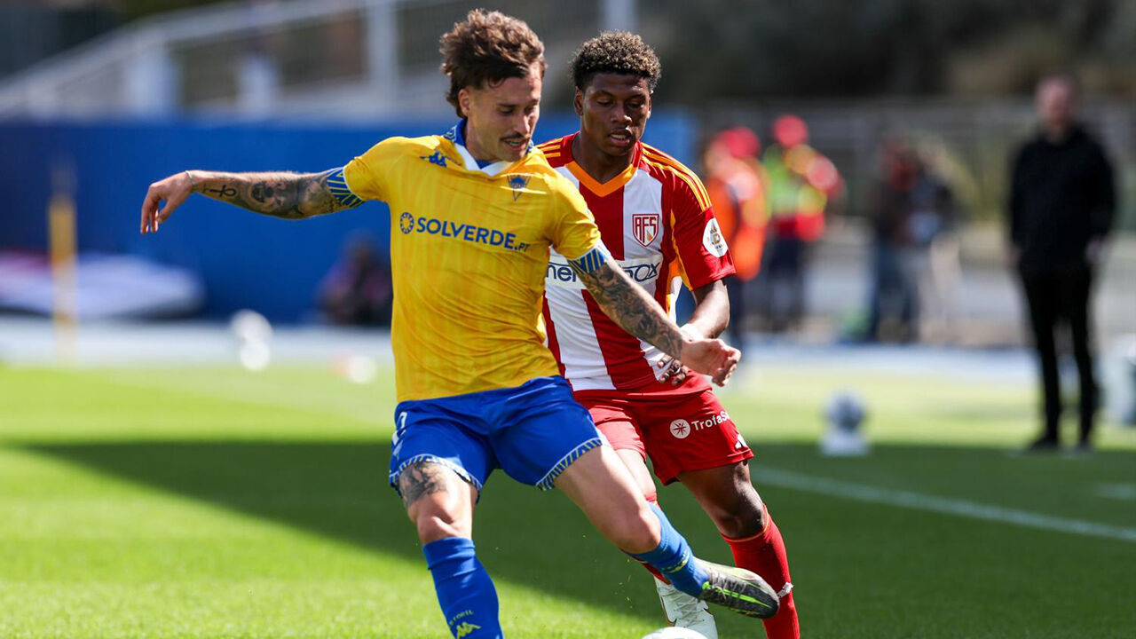 Sánchez, jogador do Estoril, ausente por dois meses