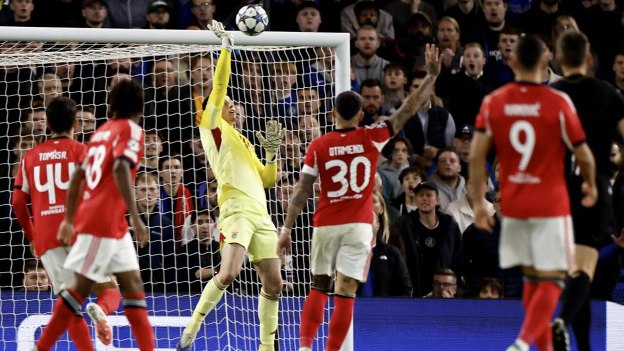 Guarda-redes do Benfica tenta defender a baliza num jogo de futebol