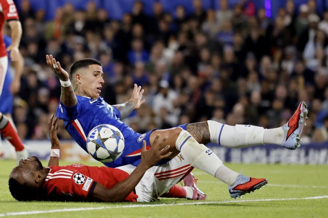 Chelsea e Benfica disputam a bola num jogo de futebol