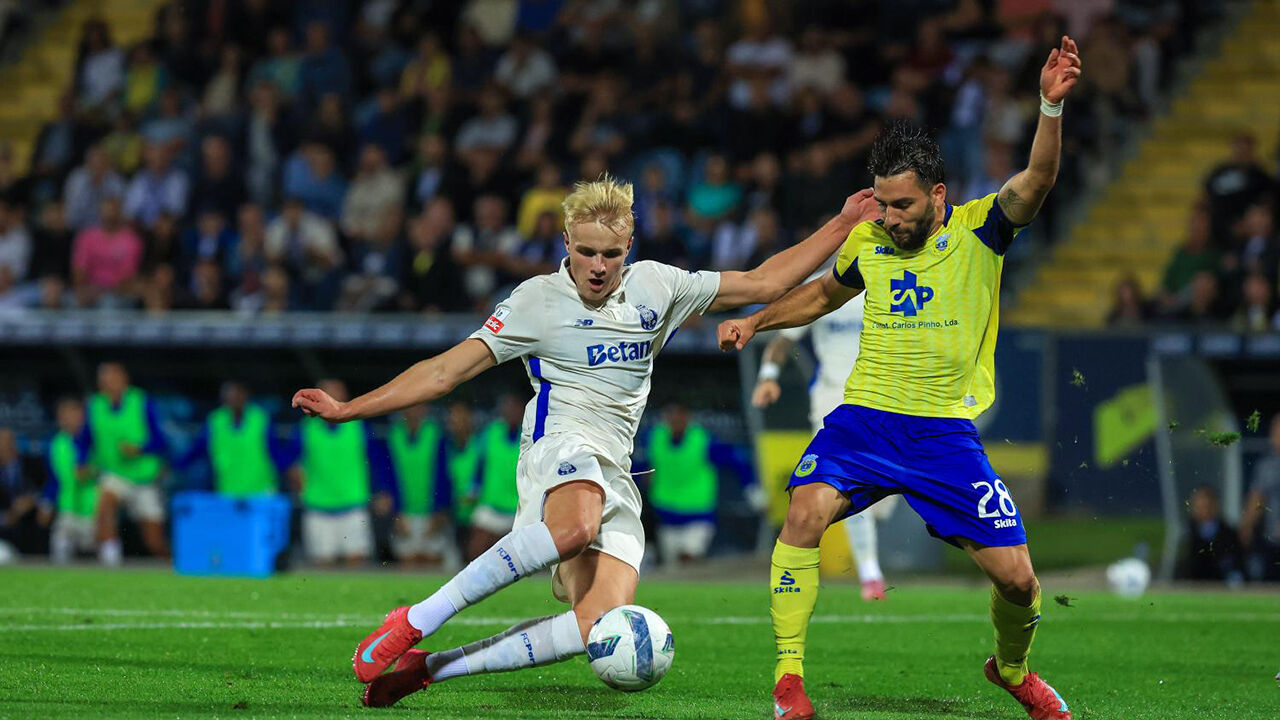 Futebol: Jogadores em disputa pela bola durante jogo