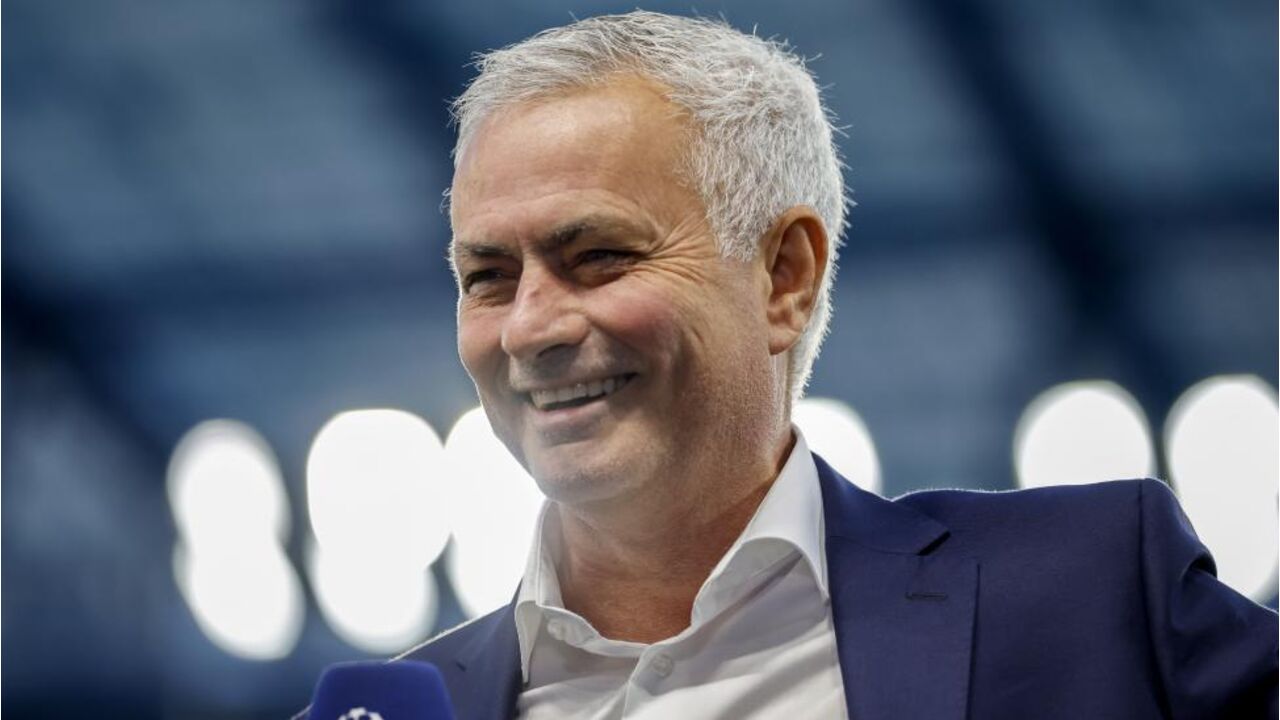 José Mourinho fala para uma televisão internacional em Stamford Bridge, antes do Chelsea-Benfica