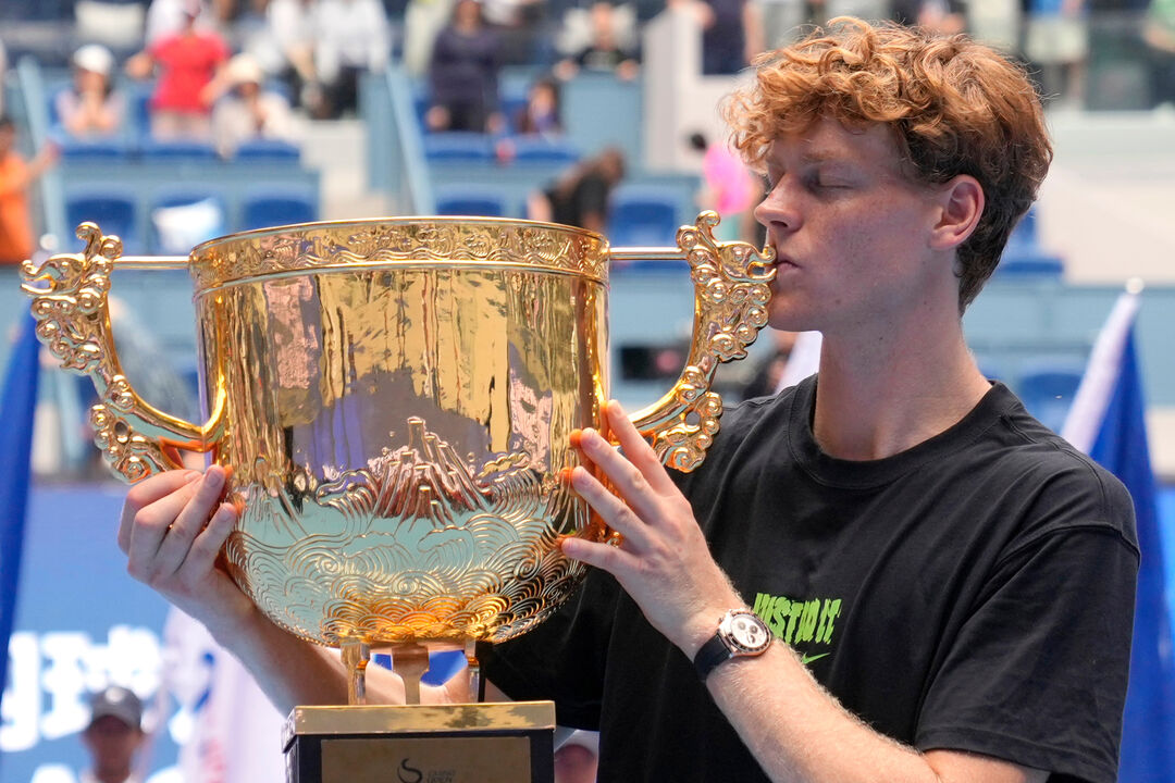  Jannik Sinner festeja conquista do torneio de Pequim