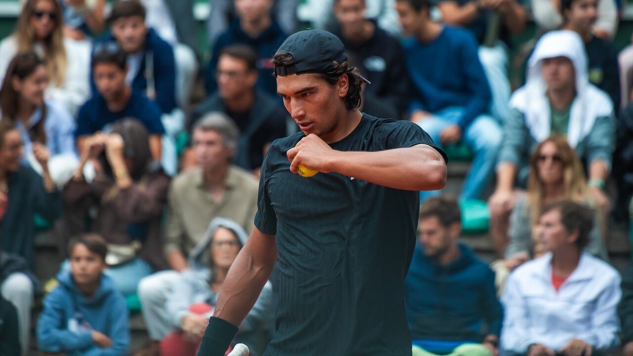 Tenista prepara-se para servir durante um jogo em Roland Garros
