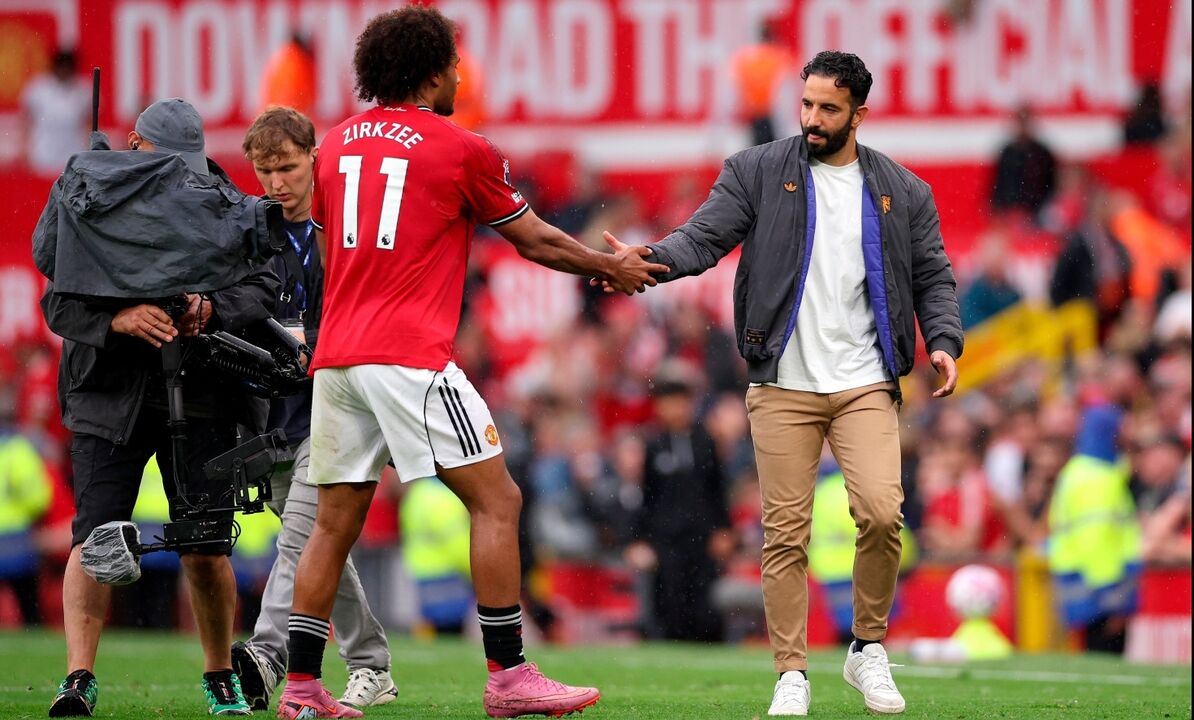 Fàbregas quer Zirkzee, do Manchester United, para Itália