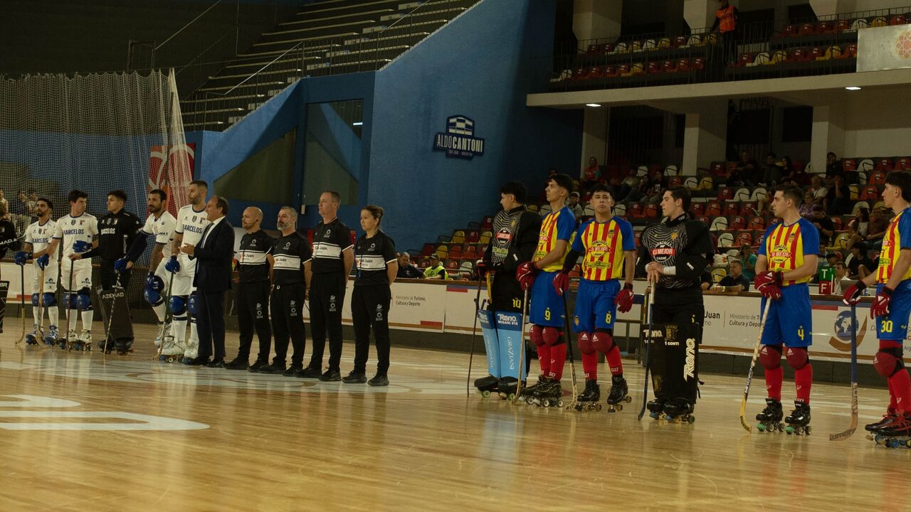 Equipas de hóquei em patins perfiladas em ringue antes de jogo em San Juan, Argentina