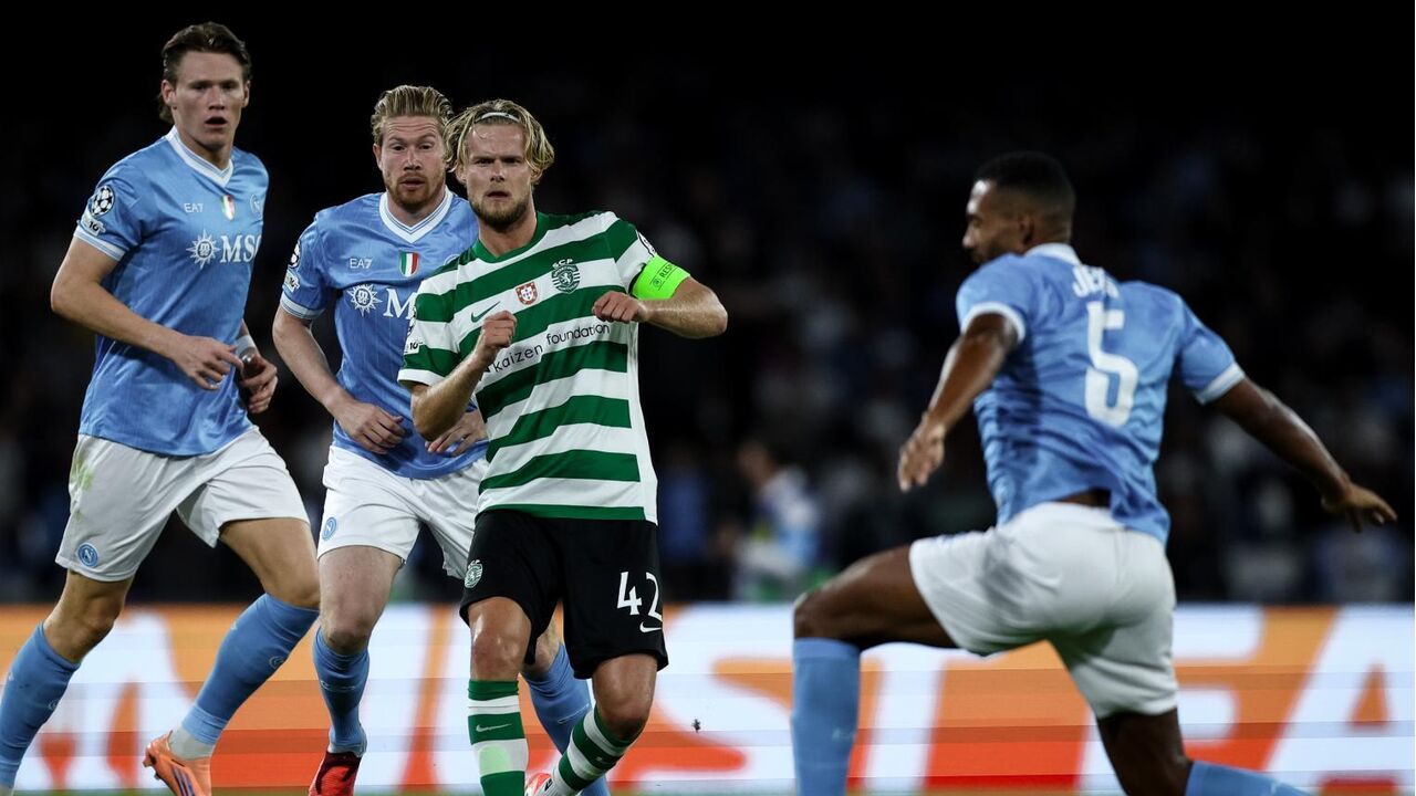 Morten Hjulmand entre três jogadores do Nápoles