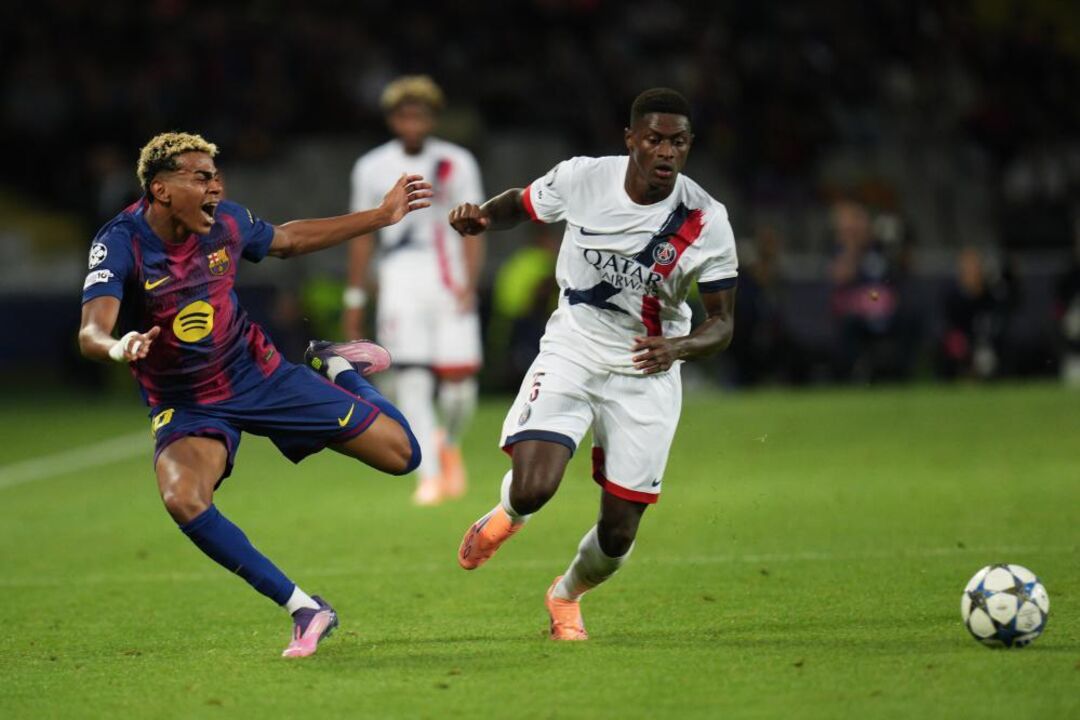 Nuno Mendes, do PSG, enfrenta Yamal, do Barcelona, em jogo