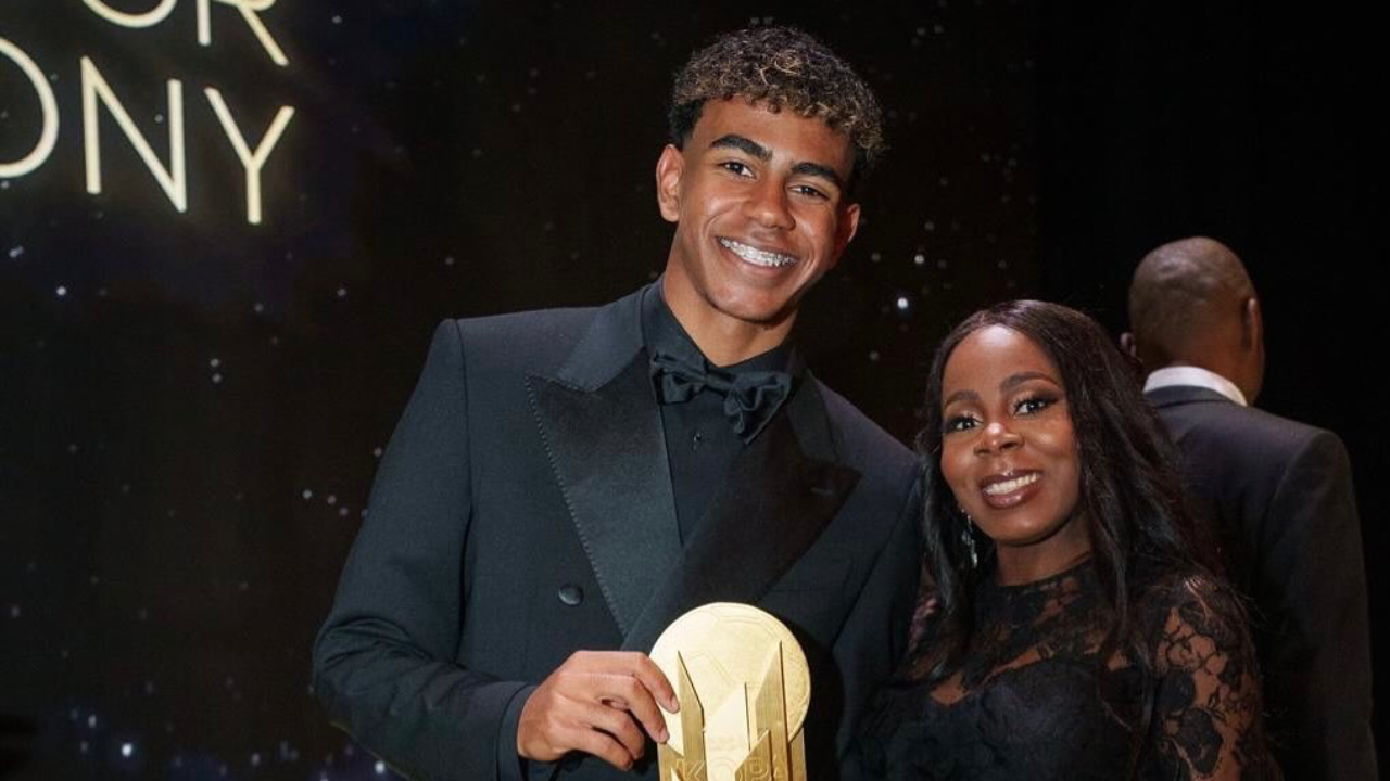 Lamine Yamal exibe o Troféu Kopa ao lado da mãe, Sheila Ebana