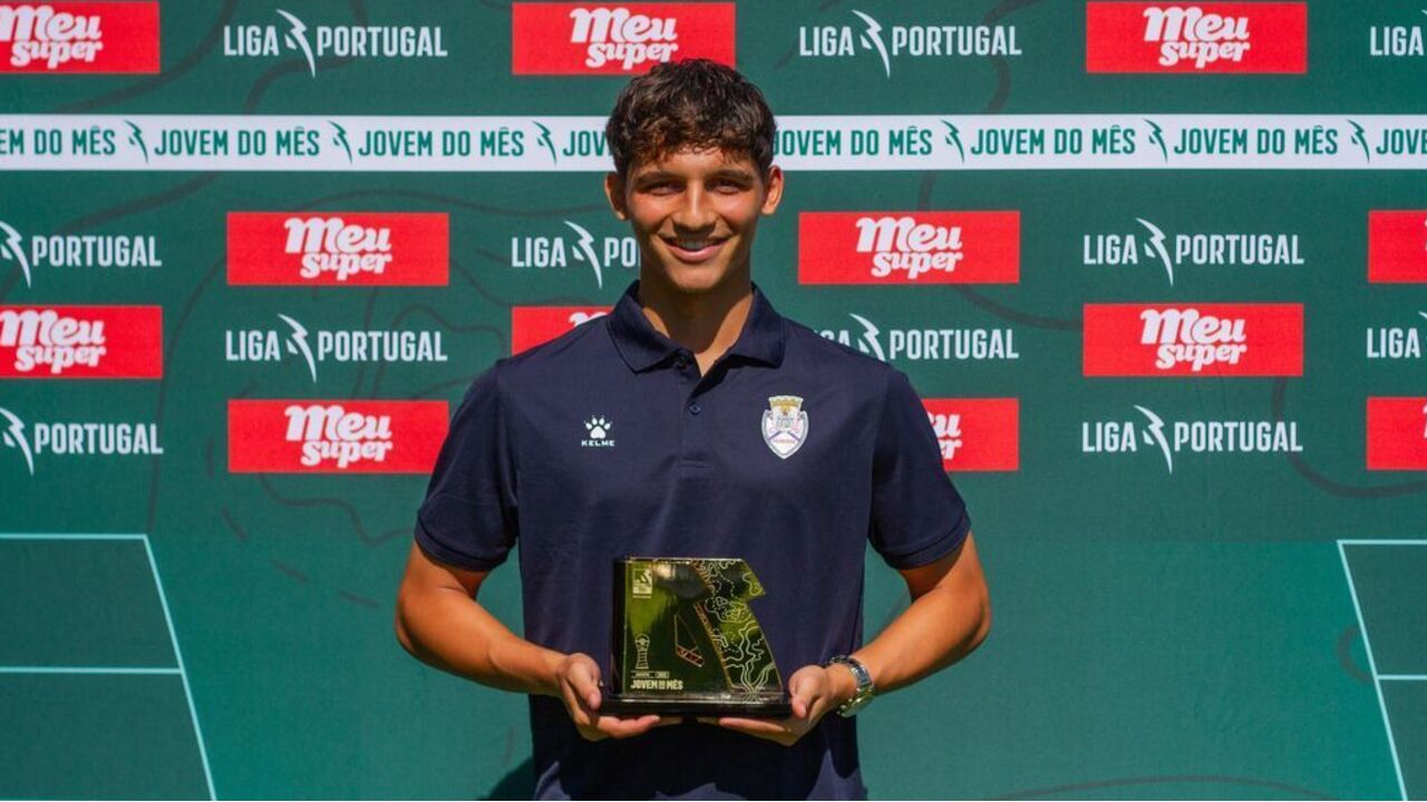 Gabriel Costa recebe o prémio de jovem do mês da 2.ª Liga
