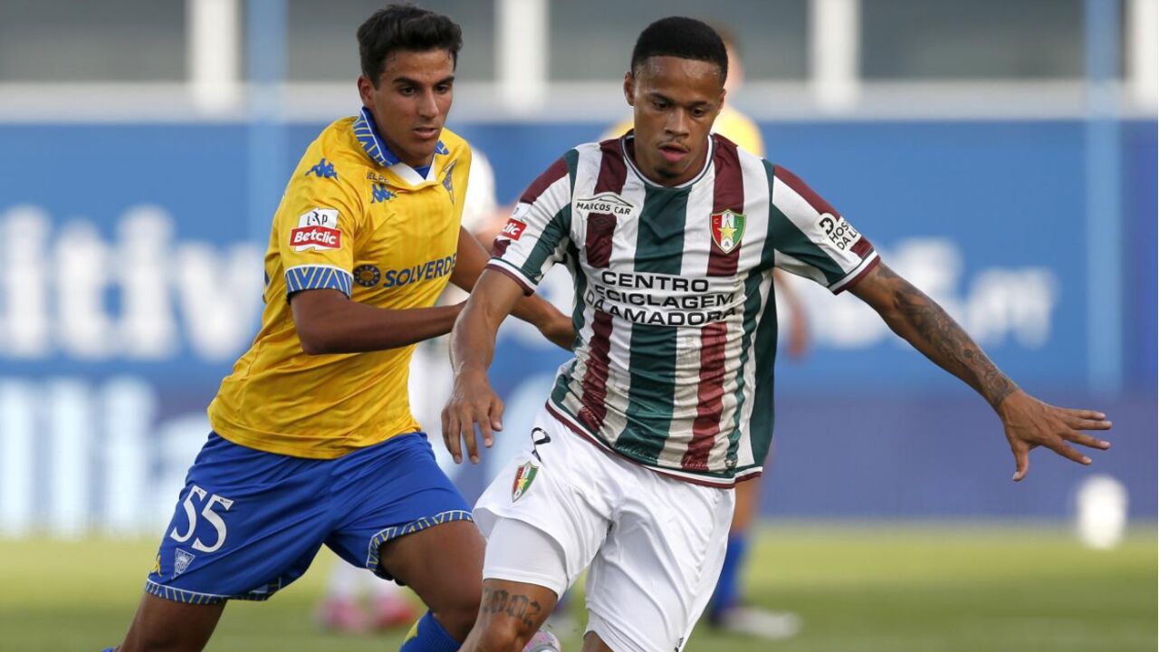 Robinho em ação contra o Estoril 