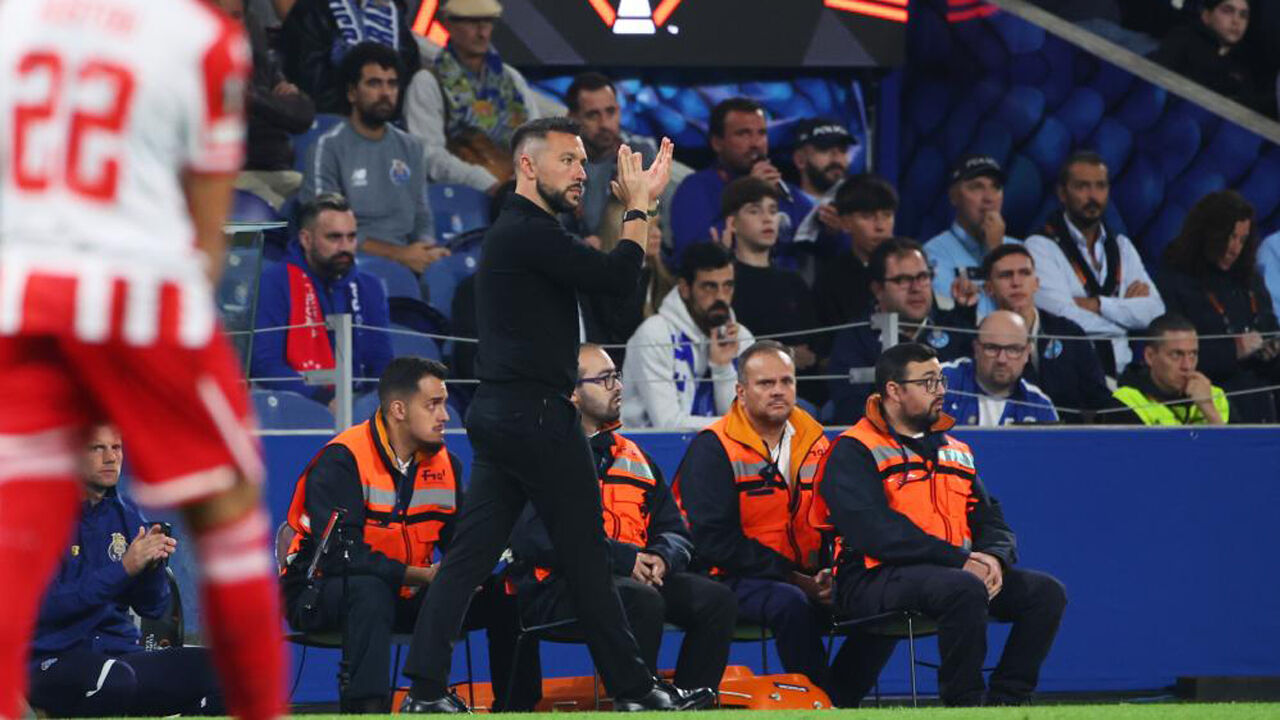 Francesco Farioli reage no banco de suplentes do FC Porto