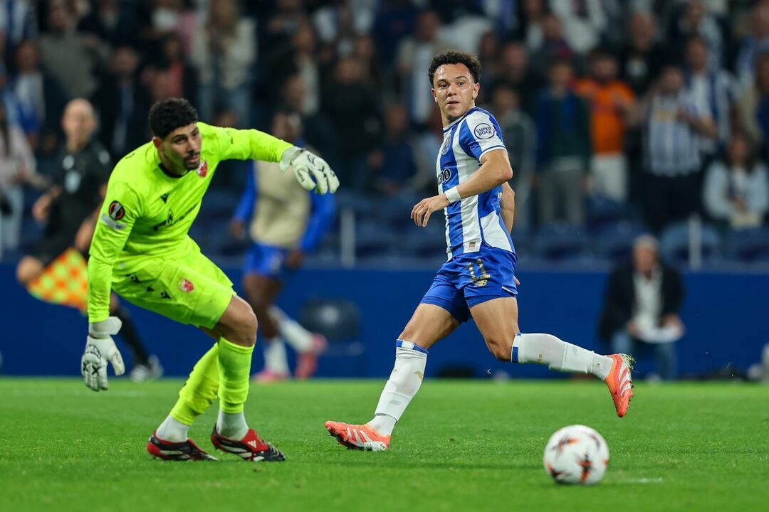 Pepê no FC Porto-Estrela Vermelha
