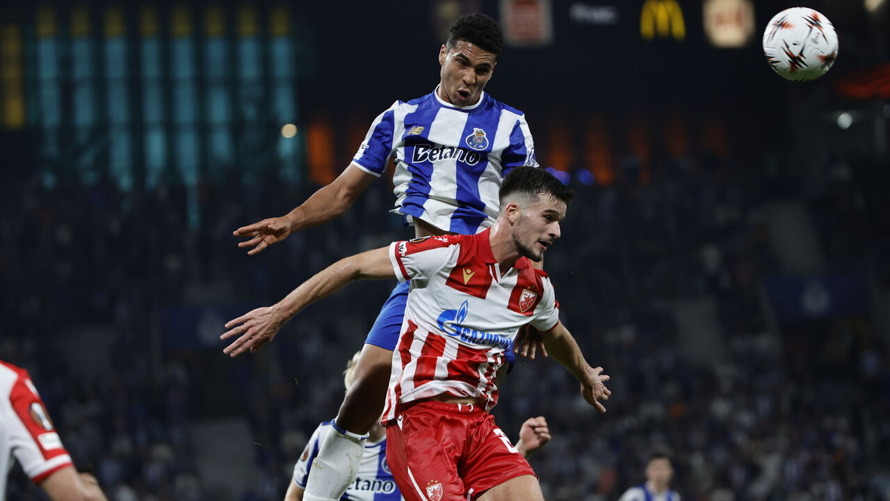 Jogo de futebol entre FC Porto e Estrela Vermelha