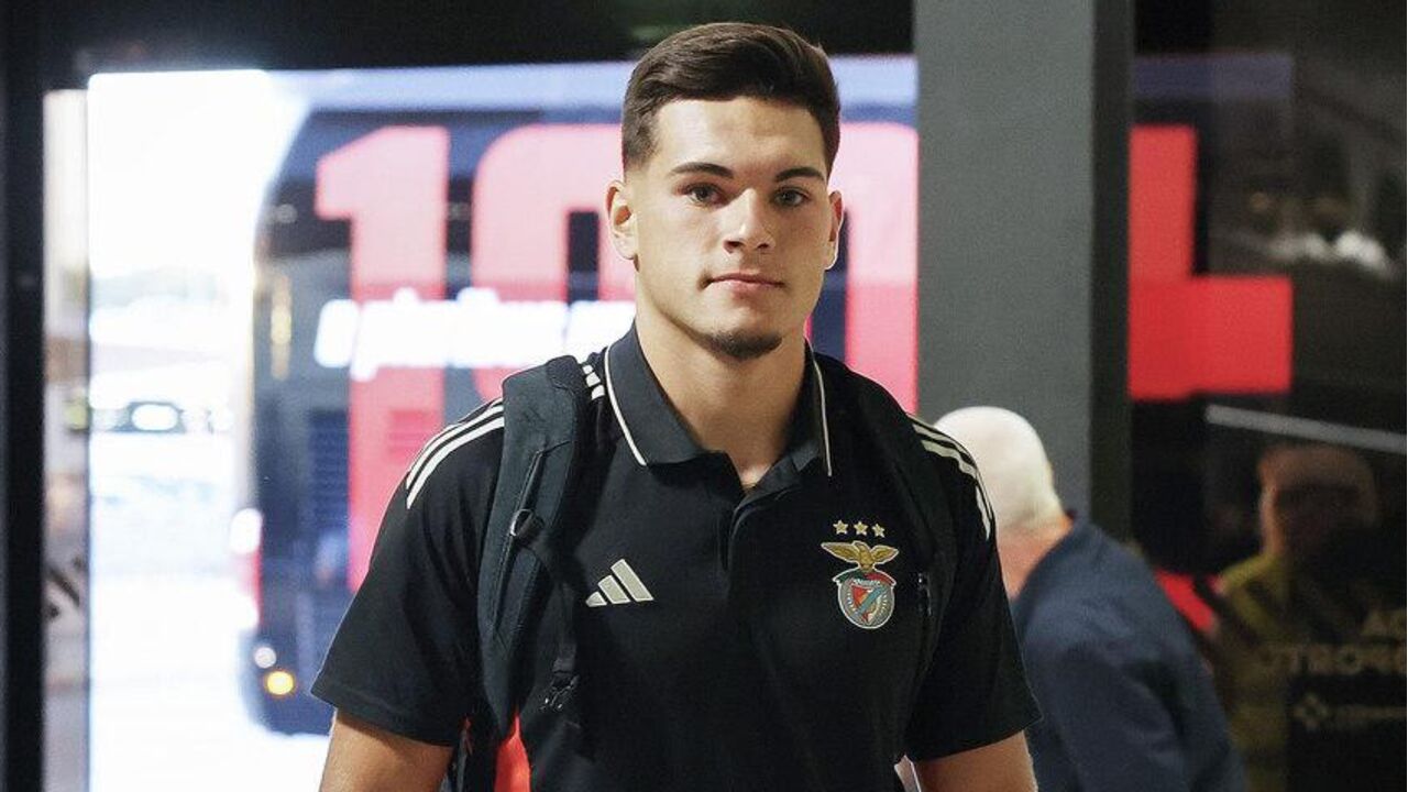Jogador do Benfica no aeroporto com equipamento do clube