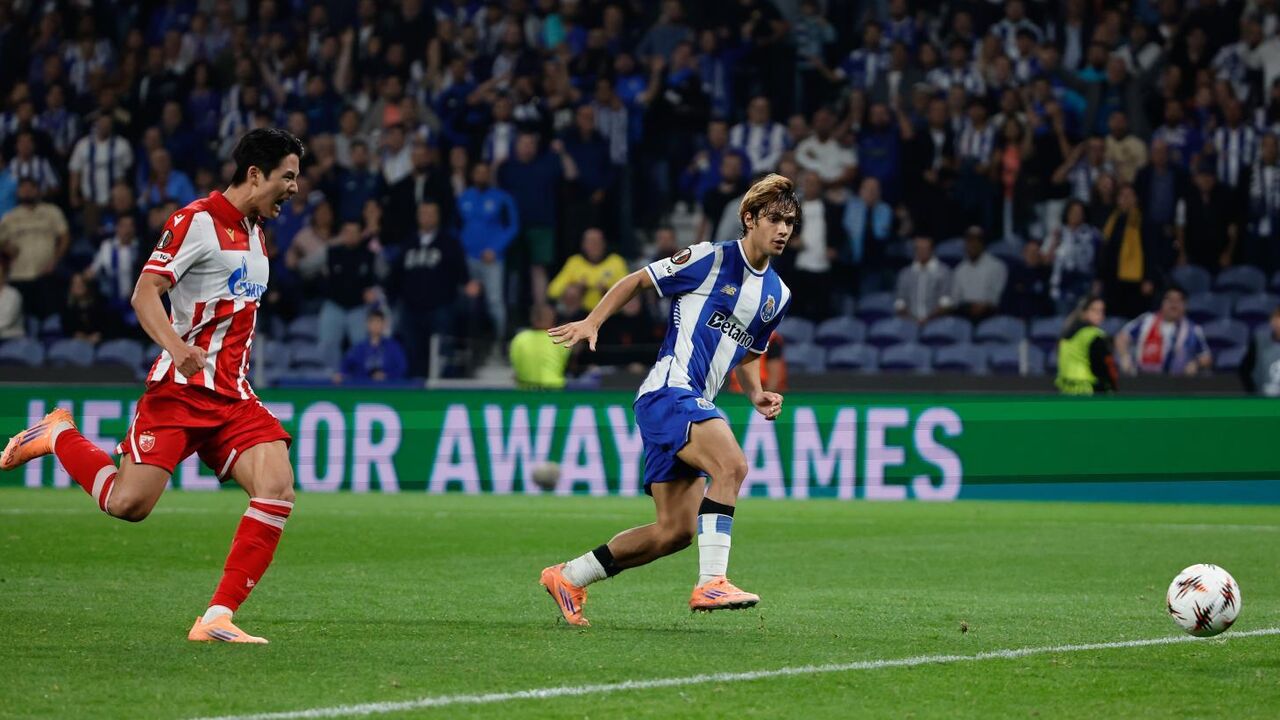 Jogo de futebol entre FC Porto e Estrela Vermelha no Estádio do Dragão