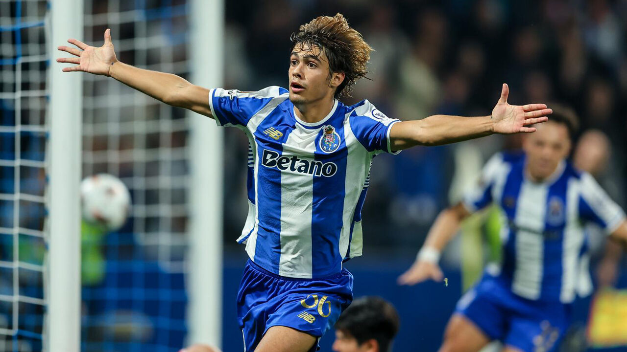 Rodrigo Mora festeja o golo marcado ao Estrela Vermelha