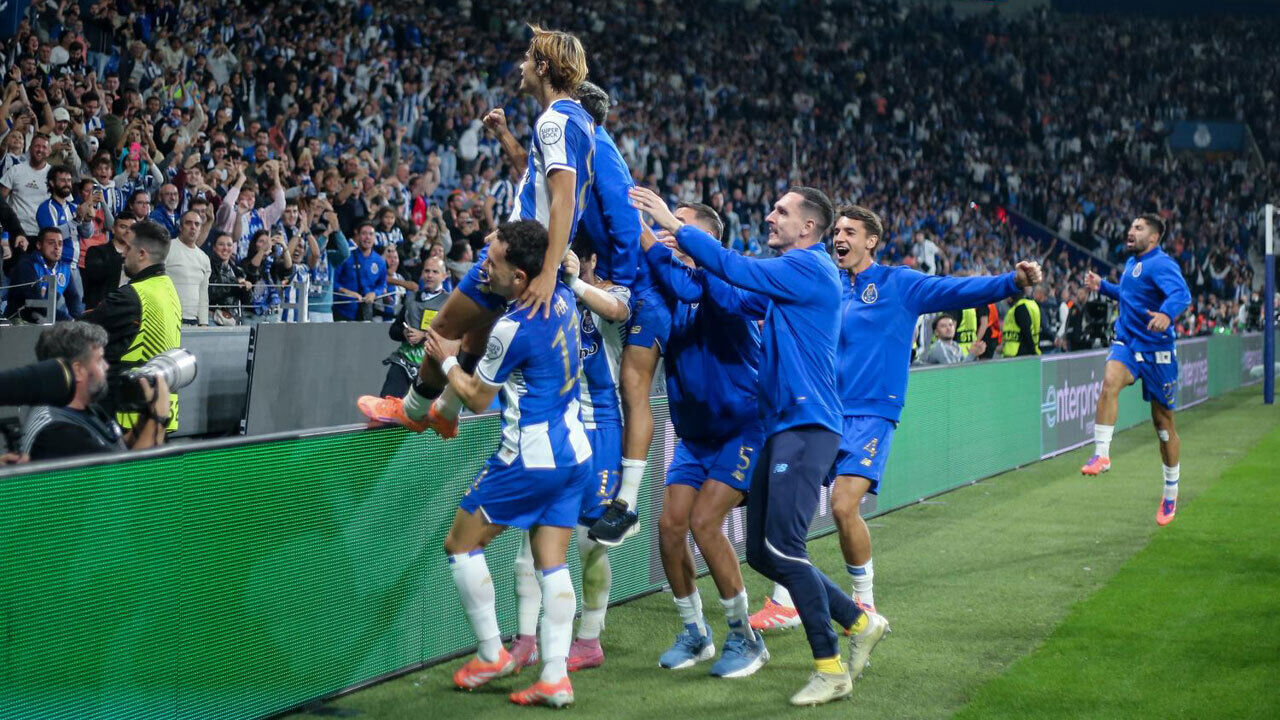 FC Porto celebra vitória frente ao E. Vermelha