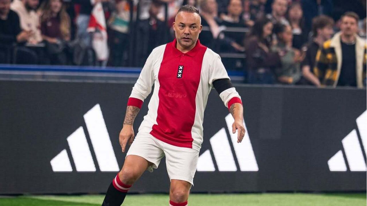 Futebolista em campo exibe equipamento do Ajax