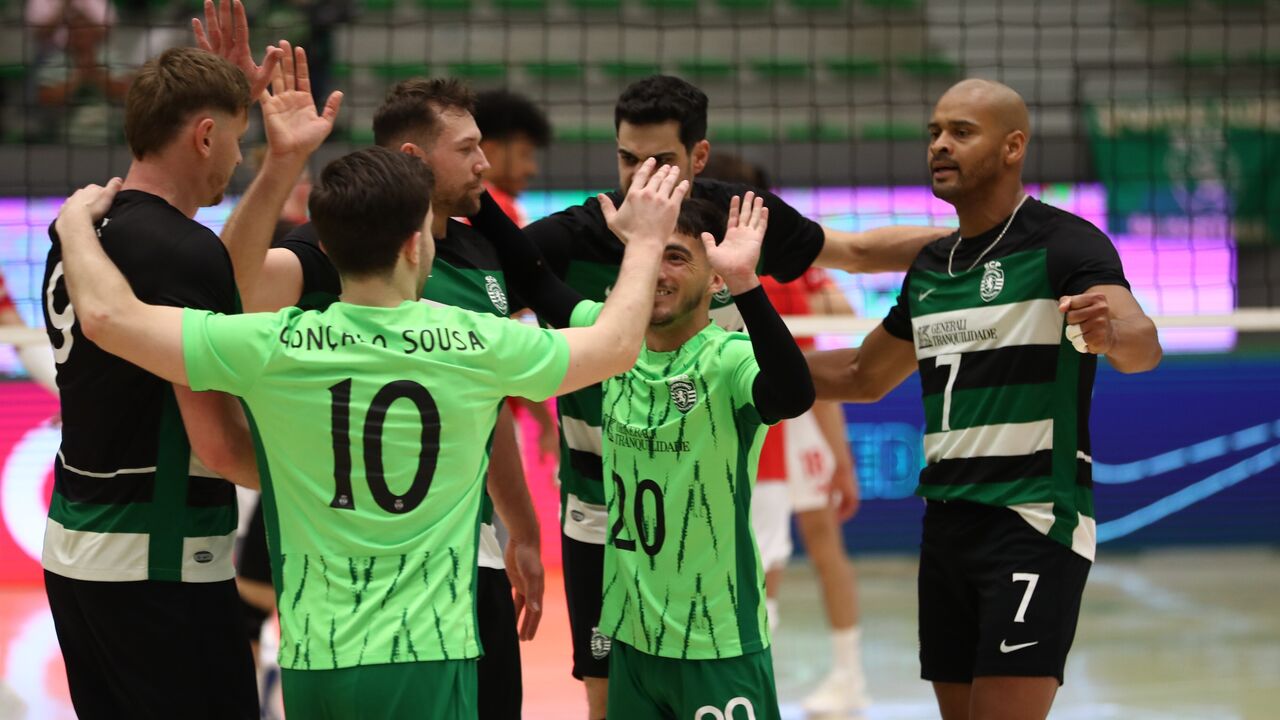 Jogadores do Sporting celebram vitória sobre o CV Manacor no Troféu Stromp