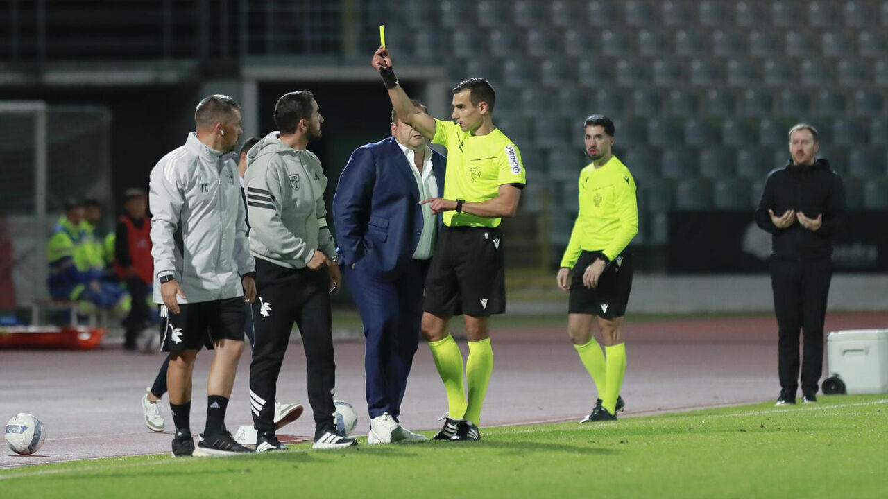 Banco do Casa Pia protesta durante o jogo com o Estoril