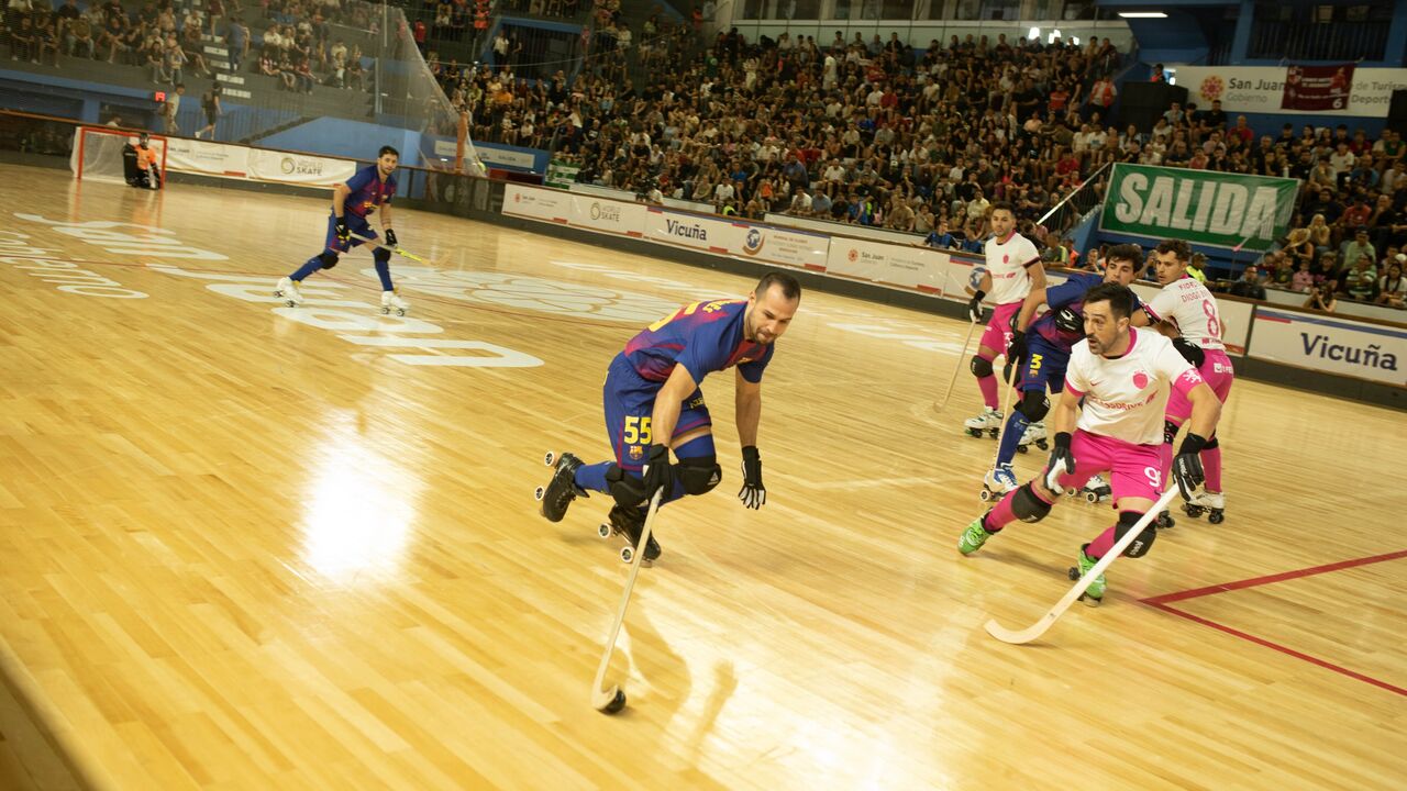 Jogo de hóquei em patins com equipas e público em San Juan, Argentina