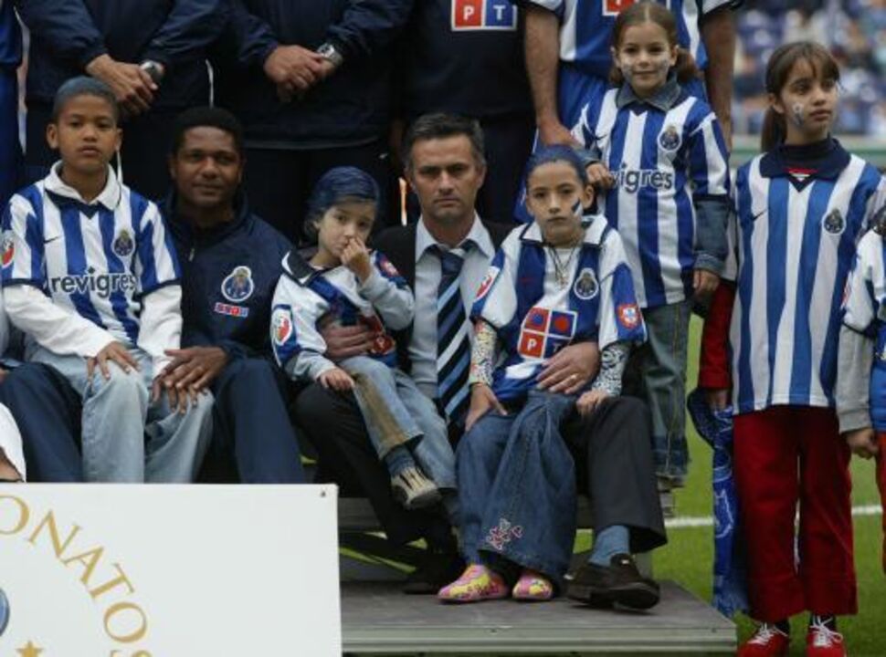 José Mourinho e os filhos, José Mário e Matilde, no Dragão em...2004