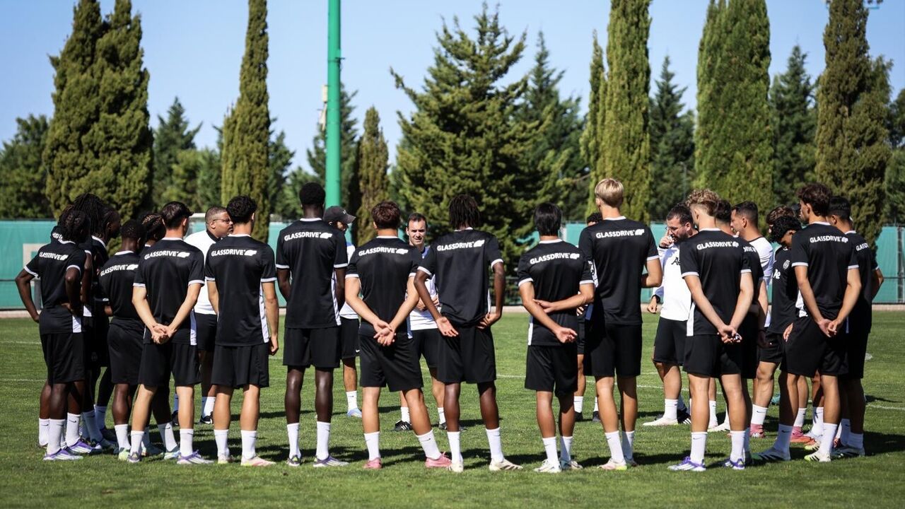 Equipa de futebol reúne-se para discutir estratégia em campo