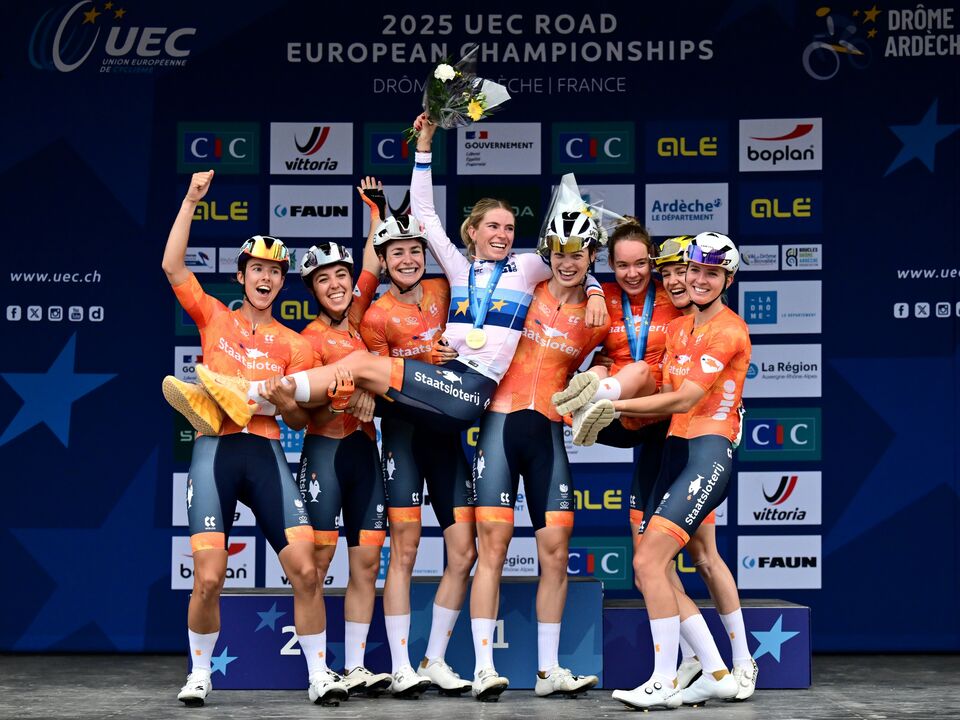 Demi Vollering venceu isolada a prova de fundo nos Europeus de ciclismo, em França