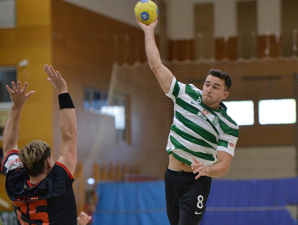 Sporting vence Arsenal da Devesa com destaque para Carlos Álvarez