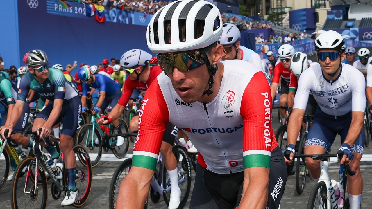 Ciclistas de várias nacionalidades competem nos Jogos Olímpicos de Paris 2024