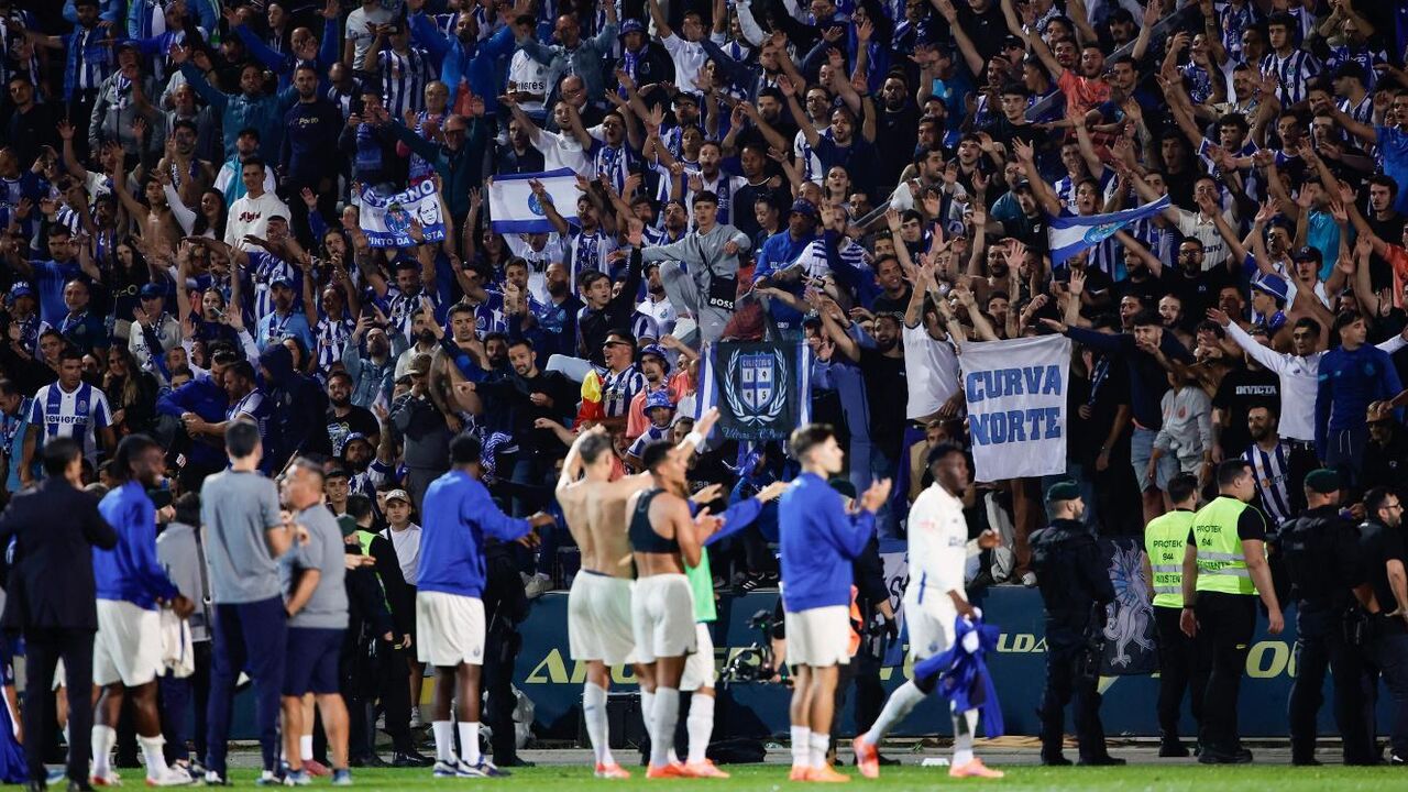Adeptos do FC Porto apoiam a equipa no Estádio do Dragão