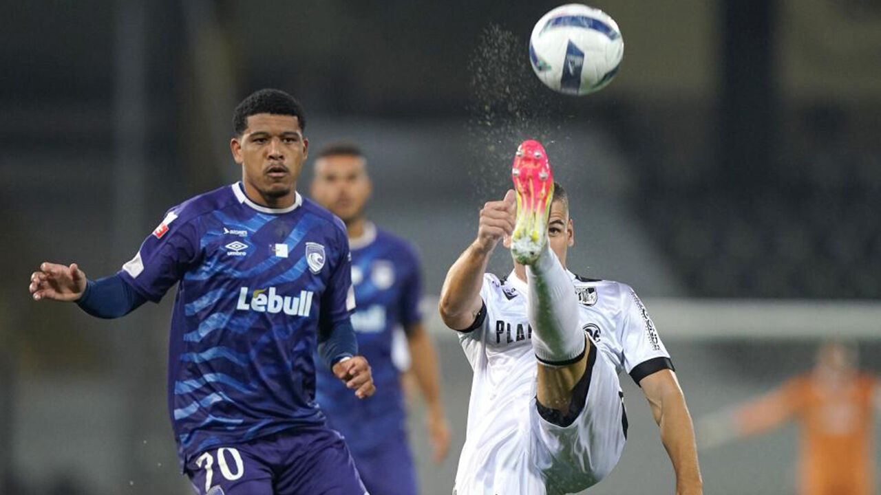 Futebol: Santa Clara vence V. Guimarães por 0-1 na primeira parte