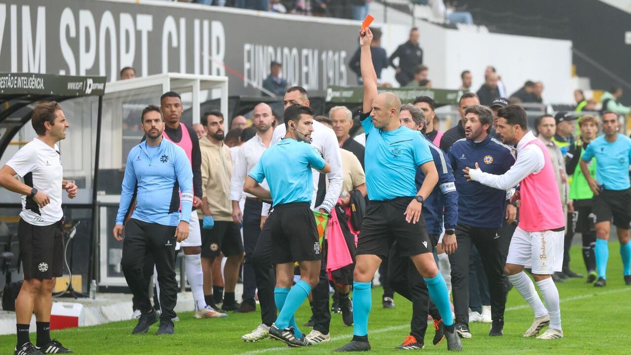 Árbitro mostra cartão vermelho durante o Varzim-V. Guimarães B