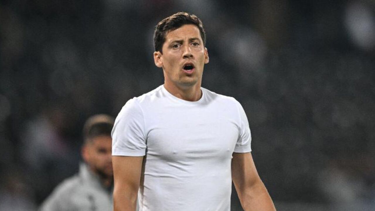 Treinador gesticula durante jogo